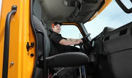 Juan Rueda conduciendo un camión INTERNATIONAL® amarillo