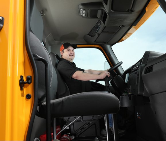 Juan Rueda conduciendo un camión INTERNATIONAL® amarillo