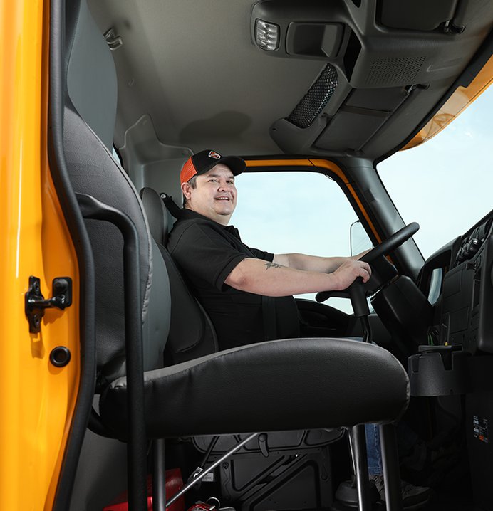 juan Rueda sonriente sentado en su camión
