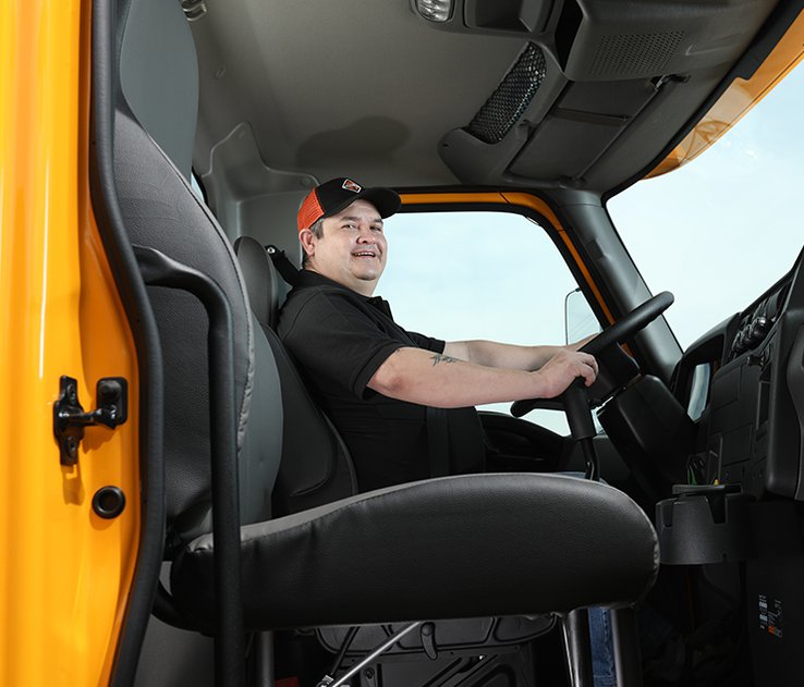 juan Rueda sonriente sentado en su camión