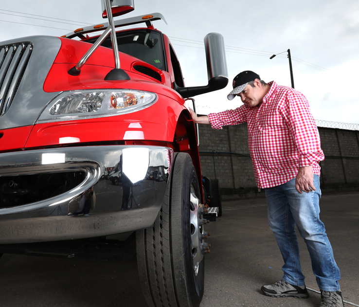 Juan Rueda revisando pintura de camion