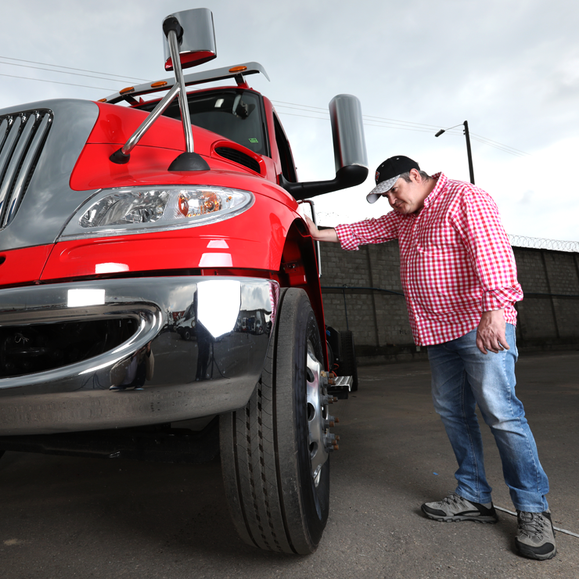 Juan Rueda revisando pintura de camion