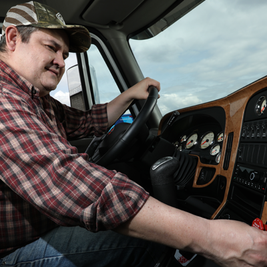 Juan Rueda manipulando tablero de camion