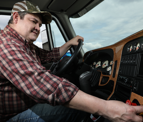 Juan Rueda manipulando tablero de camion