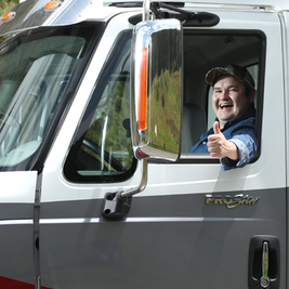 Juan Rueda saludando desde camion