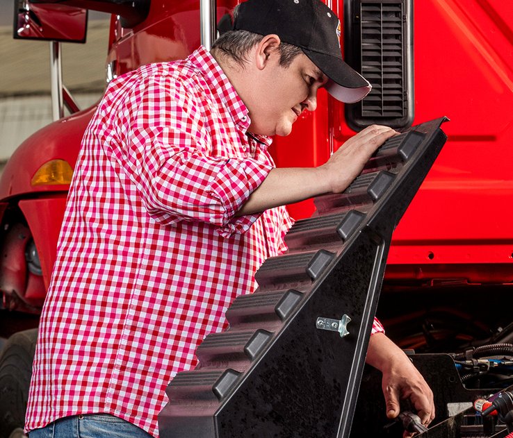 Juan Rueda con camisa roja y gorra