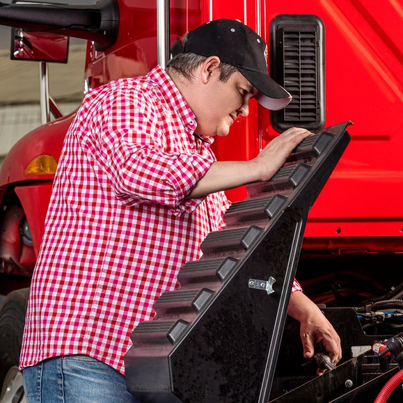 Juan Rueda con camisa roja y gorra