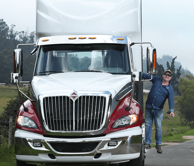 Juan Rueda en estribo de camion