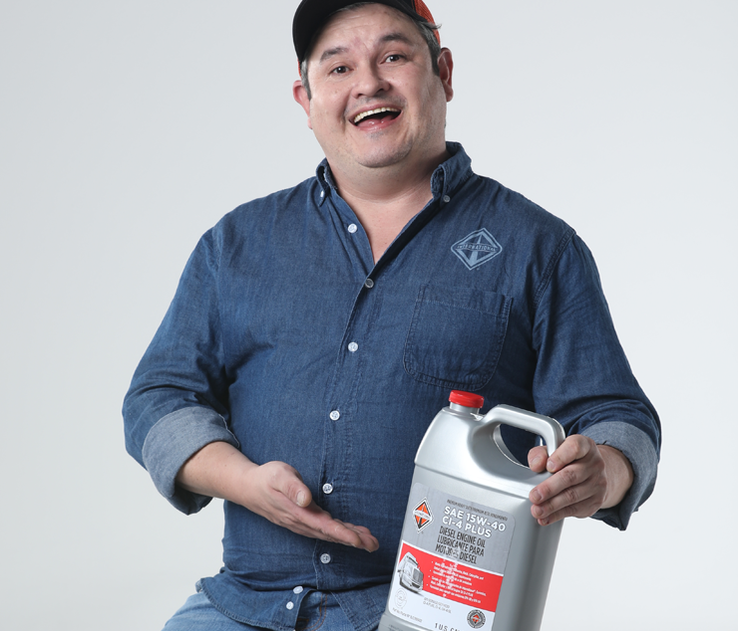 Juan Rueda Mostrando Aceite 15w40 2_