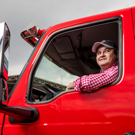 Juan Rueda_en su camión sonriente_