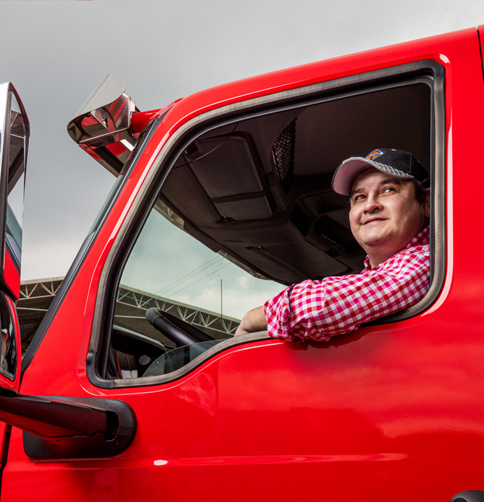 Juan Rueda_en su camión sonriente_