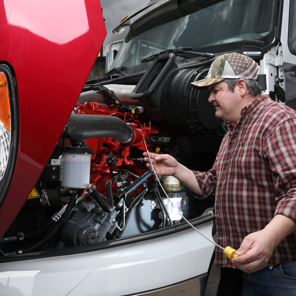 Juan Rueda haciendo cambio de Aceite_