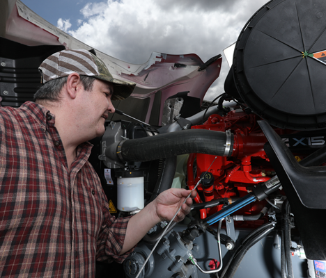 Juan Rueda haciendo mantenimiento
