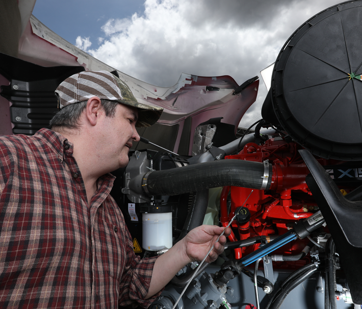 Juan Rueda haciendo mantenimiento (2)