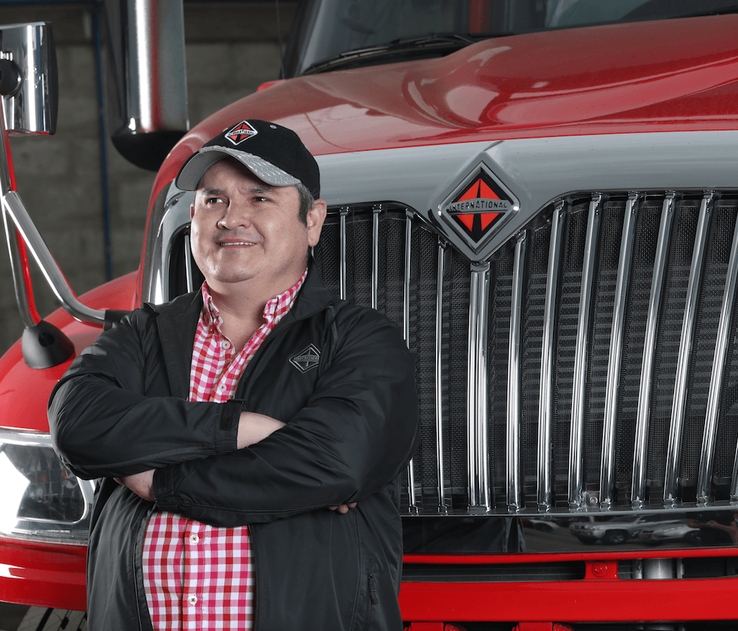 Juan Rueda posado sobre las tomas de aire