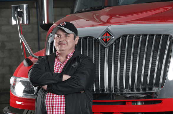 Juan_Rueda_posado_sobre_las_tomas_de_aire.original