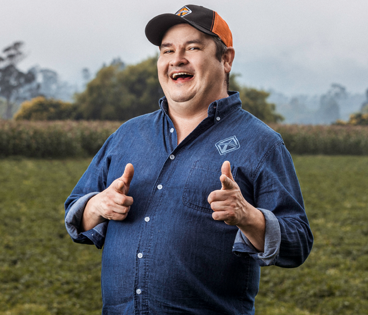 Juan Rueda señalando feliz_