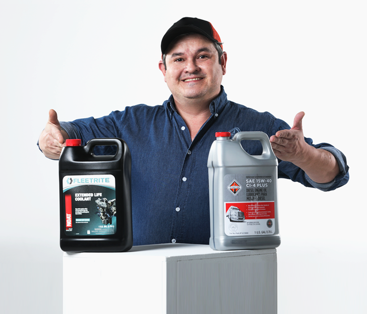 Juan Rueda junto con insumos FLEETRITE