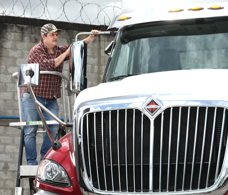 Juan Rueda revisando cabina