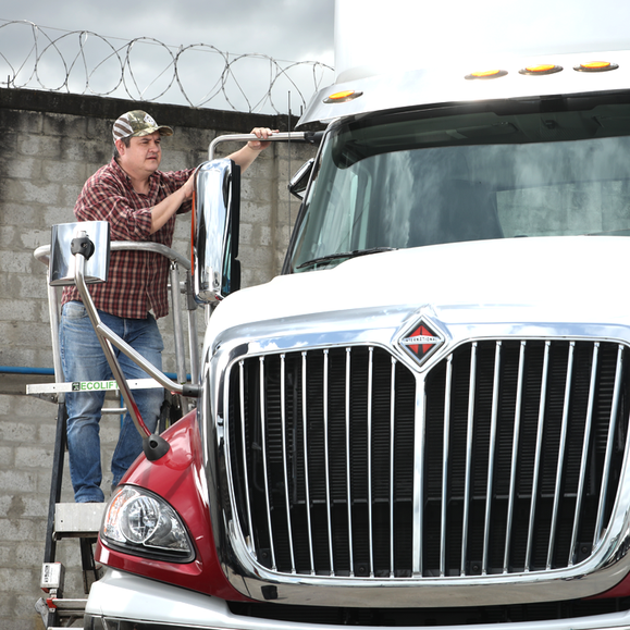 Juan Rueda revisando cabina
