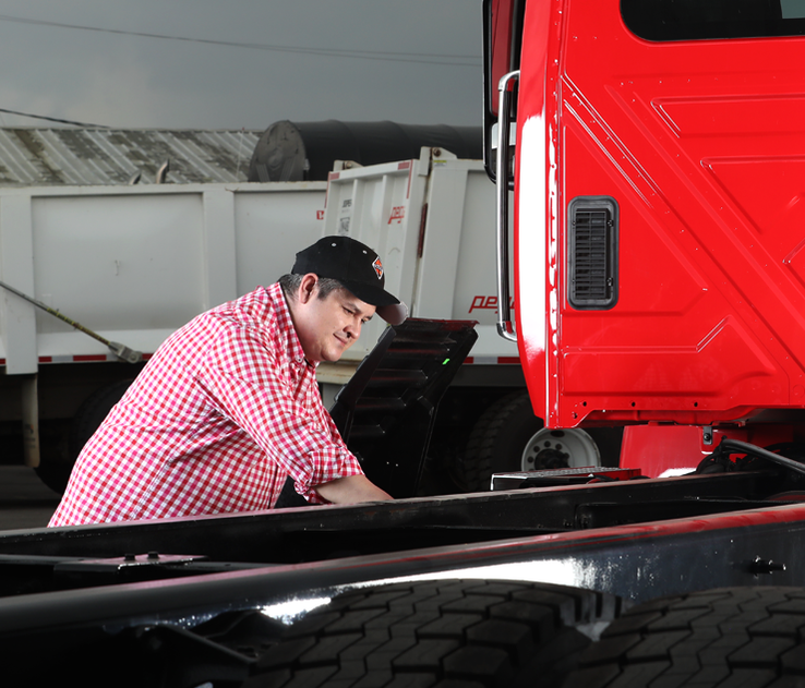 Juan Rueda revisando chasis