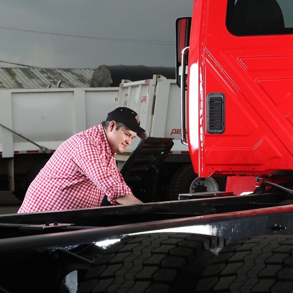 Juan Rueda revisando chasis