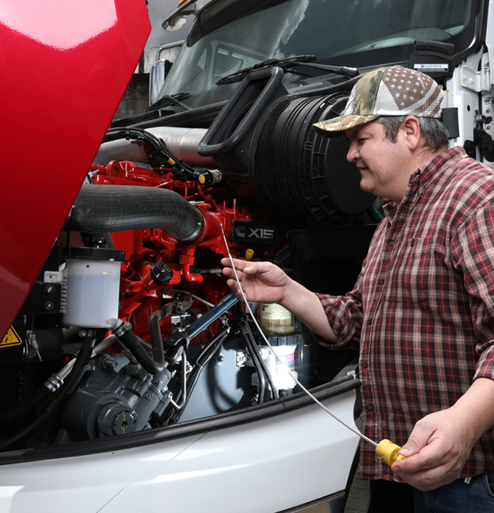 Juan Rueda revisando nivel de aceite