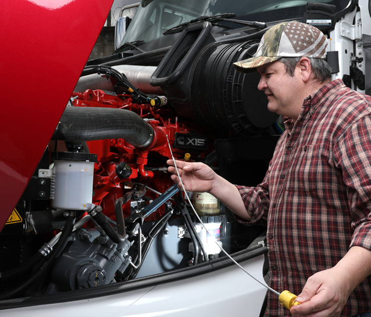 Juan Rueda revisando nivel de aceite
