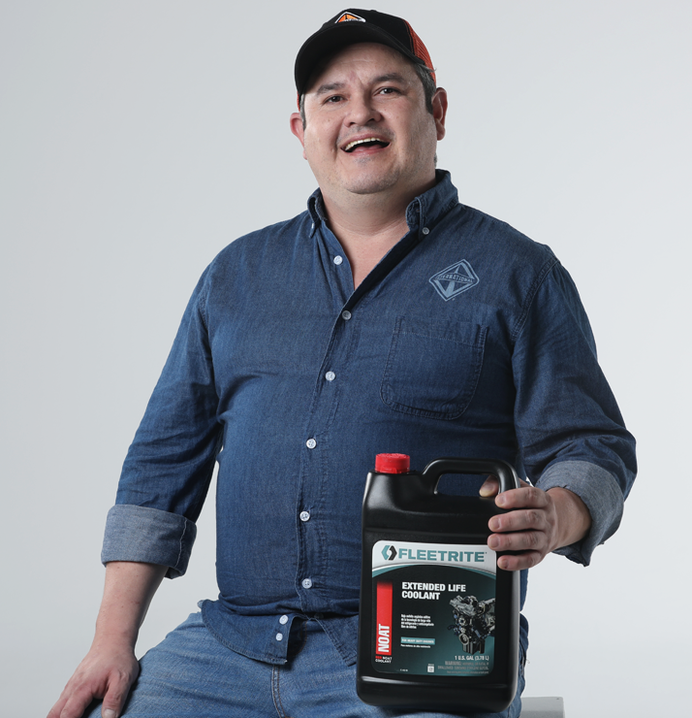 Juan Rueda sostiene producto quimico fleetrite