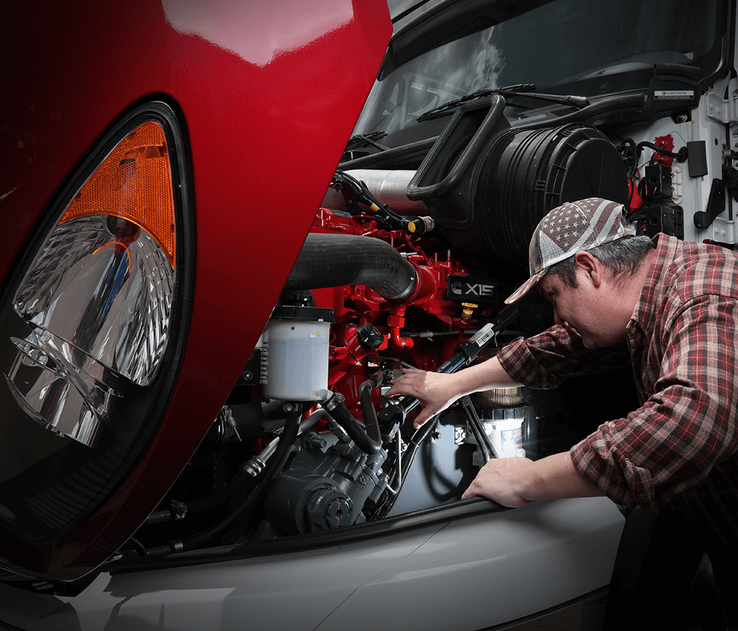 Juan Rueda revisando motor