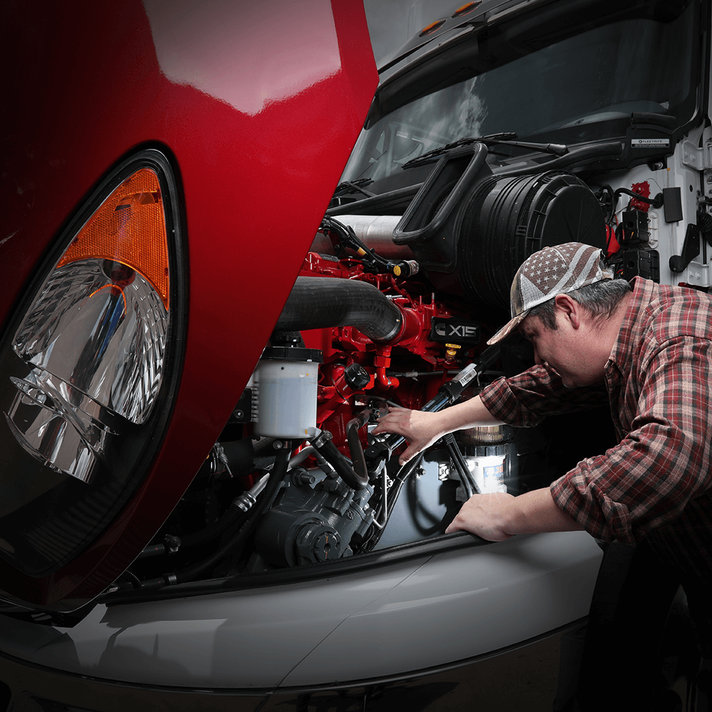 Juan Rueda revisando motor