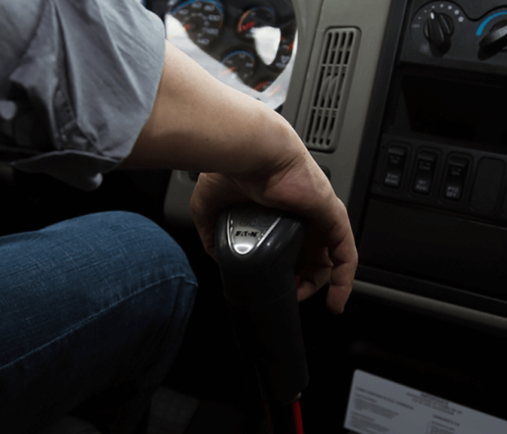 Juan Rueda operando camion