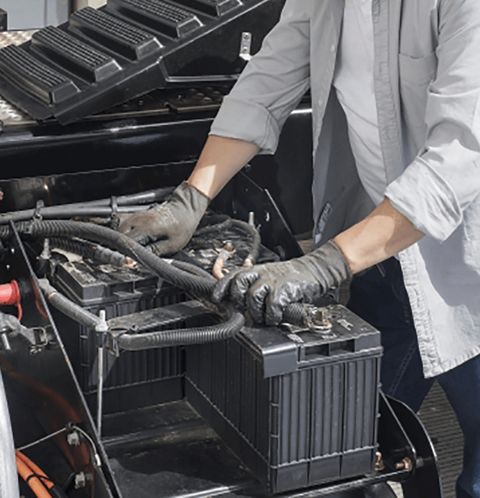 Tecnico revisando bateria