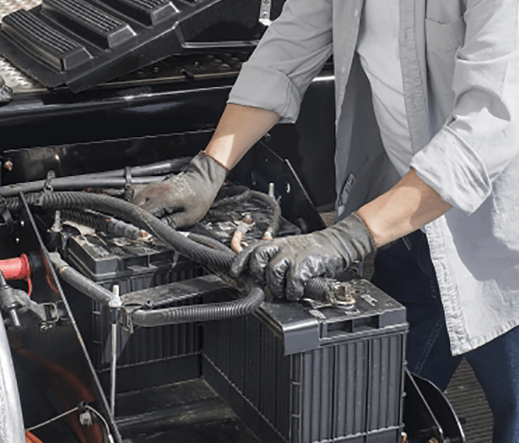 Tecnico revisando bateria