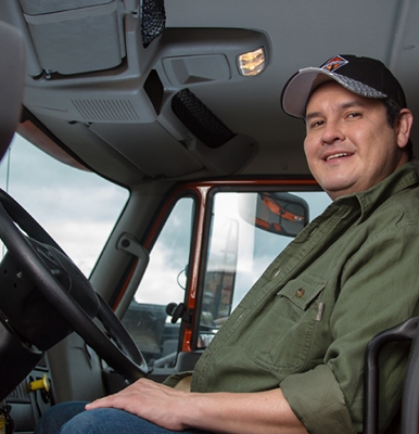 Juan Rueda sentado en camion