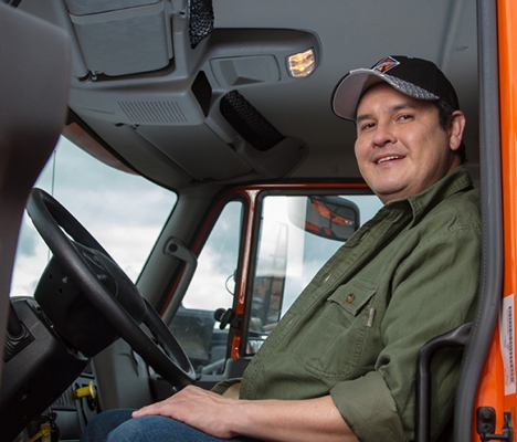 Juan Rueda sentado en camion