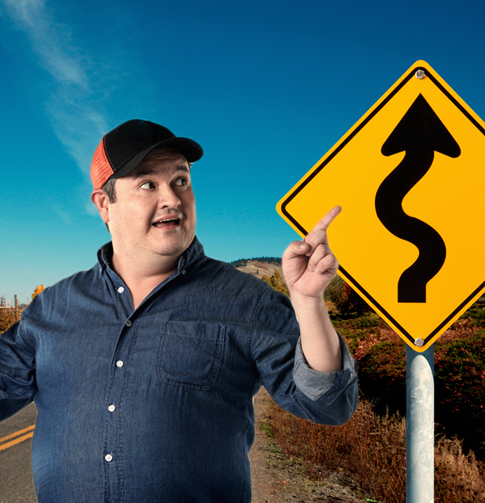 Juan Rueda indicando una señal de transito