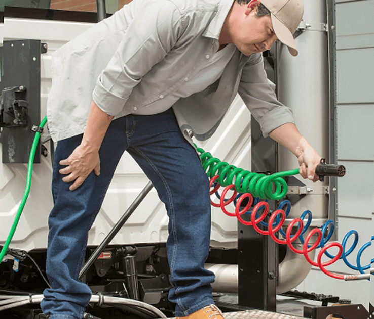 Juan Rueda conectando mangueras