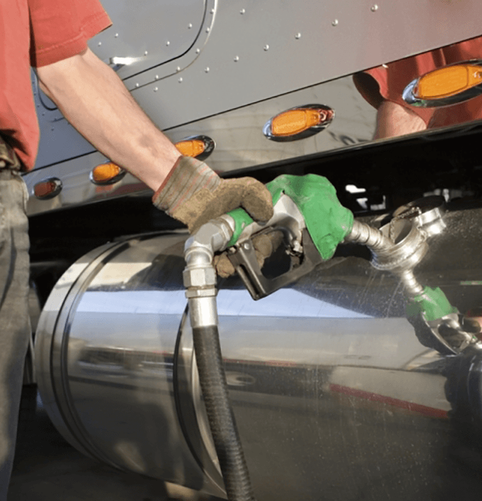 tecnico cargando combustible