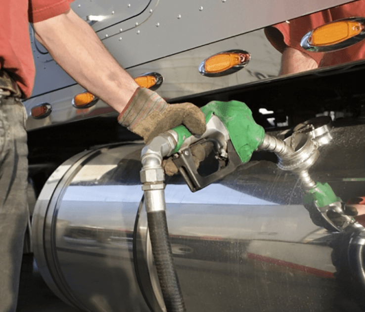 tecnico cargando combustible