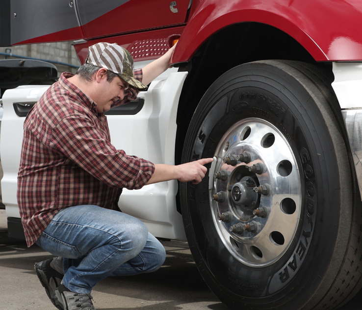 Juan Rueda revisando las llantas